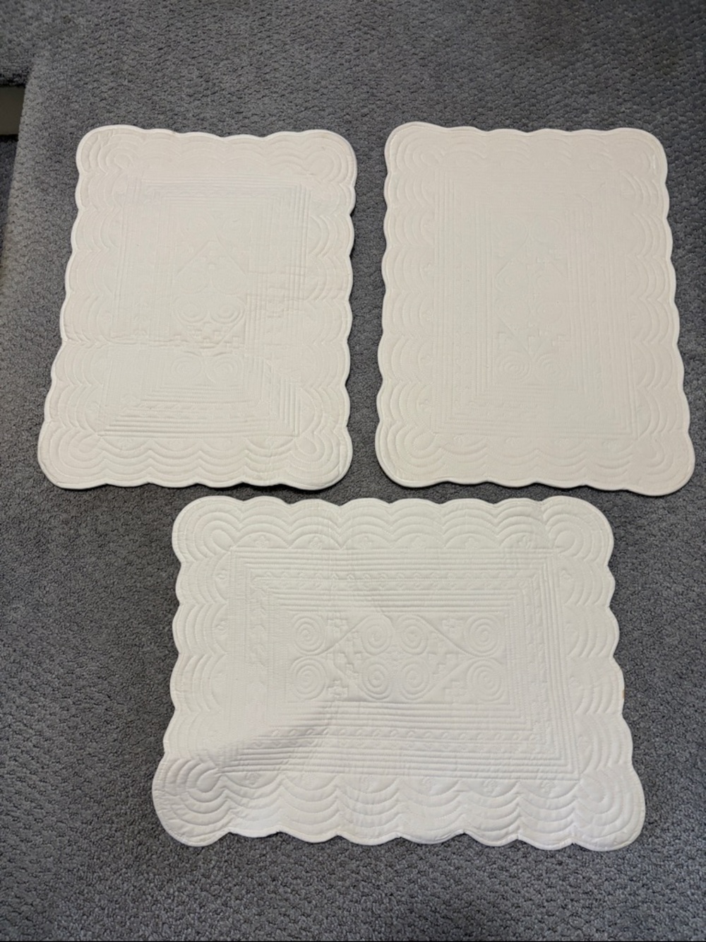 Set of 6  Quilted Scalloped Edge Off White Quilted Cotton Placemats - Picture 6 of 9